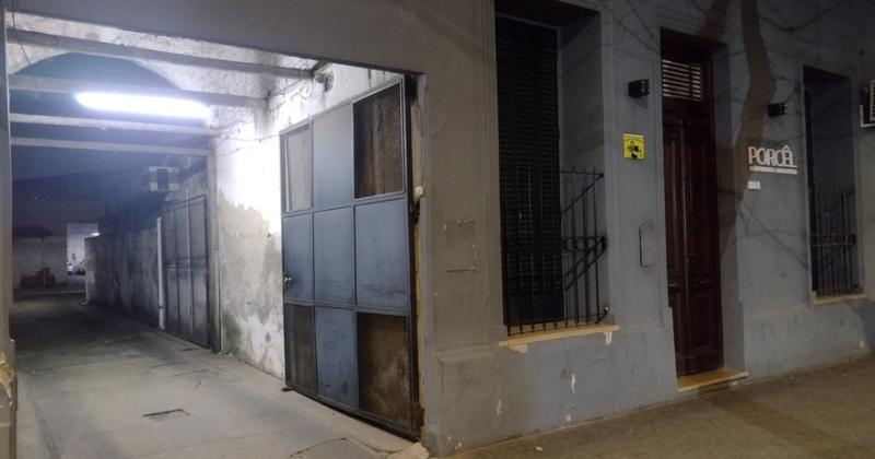 Los ladrones saltaron los techos y las medianeras para llegar a la cochera lindera a la inmobiliaria Porcel de 25 de Mayo entre Dorrego y Florida