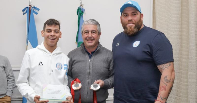 Alexis Ch�vez y Pablo Giménez junto al intendente Javier Martínez quien exhibe las medallas ganadas por Alexis