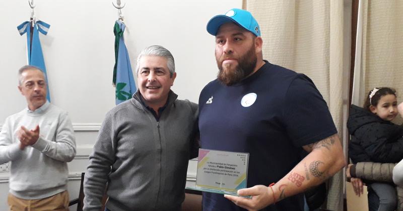 Pablo Giménez junto al intendente Javier Martínez en el acto en el que fue reconocido junto a Alexis Ch�vez