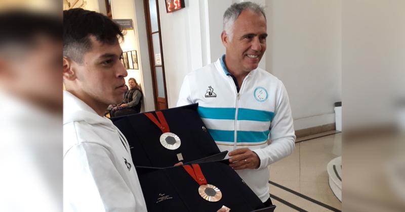 Alexis Ch�vez con las dos medallas ganadas en París 2024 y Andrés Buey