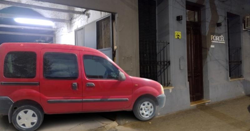 Las c�maras de seguridad filmaron al vehículo utilitario Renault Kangoo en inmediaciones de la inmobiliaria Porcel