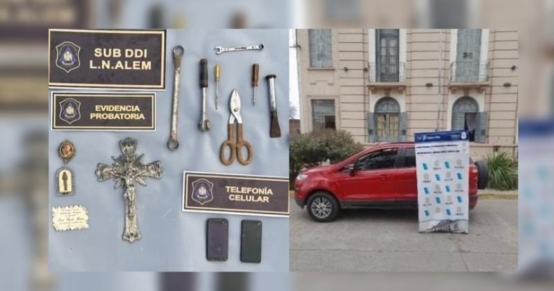 El automóvil Ford Ecosport rojo fue identificado por c�maras de seguridad de inmediaciones de los cementerios de las localidades donde robaron floreros y placas de bronce de tumbas nochos y panteones