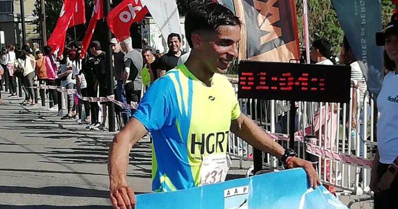 Enzo Fern�ndez cruza la meta para ganar por segunda vez el Medio Maratón de la Merced