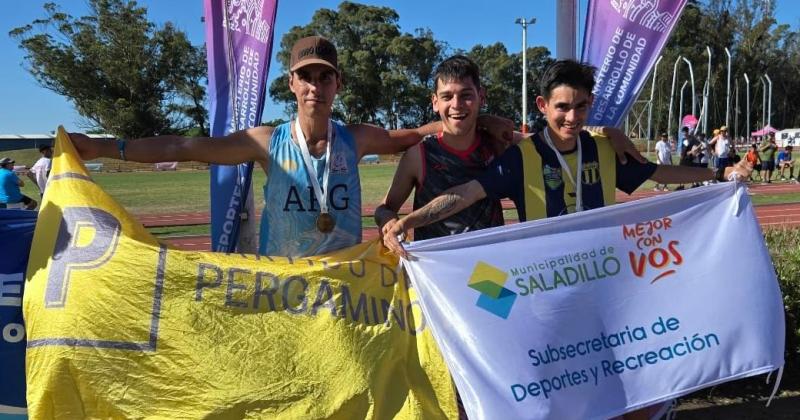 Federico Belfiglio con la medalla de oro junto a Alexis Ch�vez en la premiación