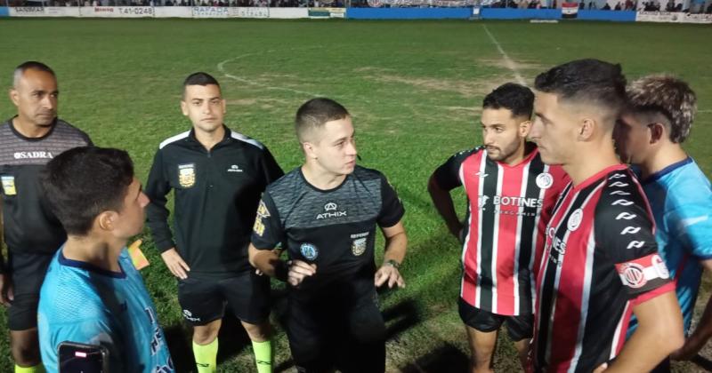 El �rbitro Cristian Verna dialoga con los capitanes y les comunica la suspensión