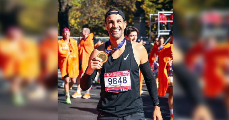Federico Foster con su medalla en el maratón m�s grande del mundo