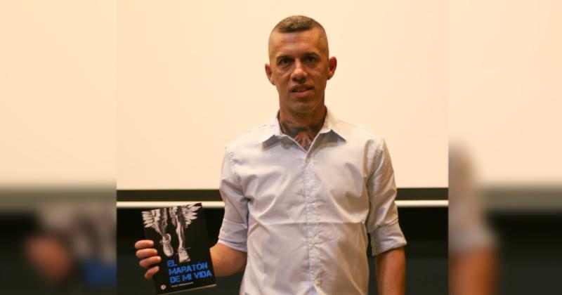 Nicol�s Ternavasio con su libro en la presentación en la Biblioteca Menéndez