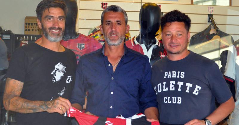 Adri�n Aranda junto a Dami�n Casadei y Agustín Perujo durante la firma de sus contratos en la sede del Rojinegro