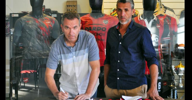 Pablo Céccoli presidente de Douglas participó de la renovación del contrato de Adri�n Aranda