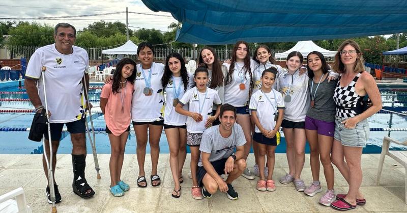 Las nadadoras del Lobo con los profesores y acompañantes junto a la pileta del Club N�utico Z�rate