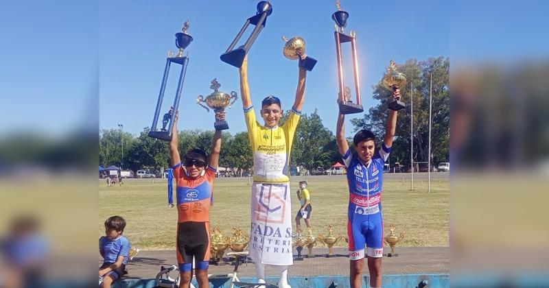 Juliano Almeida en lo m�s alto del podio en Salto en la premiación de la general del Infanto Bonaerense