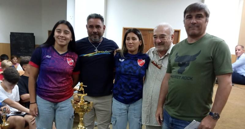 Integrantes del plantel femenino y del cuerpo técnico del Provincial campeón junto a autoridades de la Liga