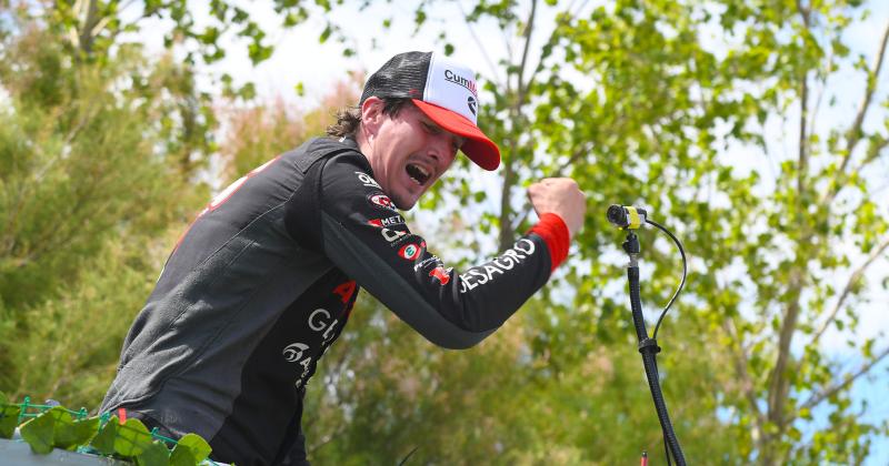 Alfonso Domenech festeja con el puño cerrado su logro m�s importante el que le dio el pase al Turismo Carretera