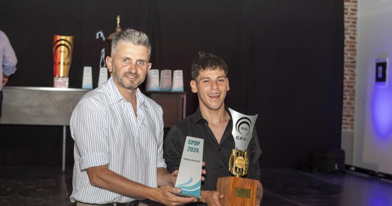 Alexis Ch�vez recibió el premio Embajador Deportivo de manos de Gustavo Ciuffo subsecretario de Deportes