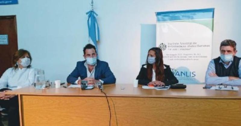 Alejandra Morales hasta entonces directora Lisandro Bonelli en su rol de jefe de Gabinete del Ministerio de Salud que comandaba Ginés Gonz�lez García Marita Conti y Pascual Fidelio en el acto de asunción de Conti el 8 de mayo de 2020