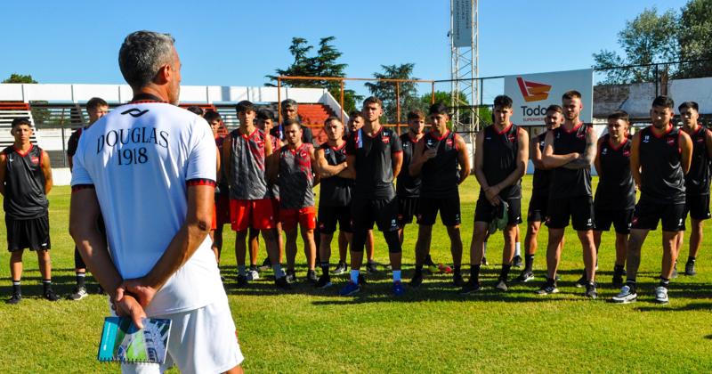 El técnico Adri�n Aranda dialoga con los jugadores en el Miguel Morales