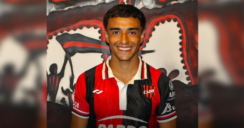 Eli�n Tus firmó su contrato y ya se probó la camiseta del Rojinegro