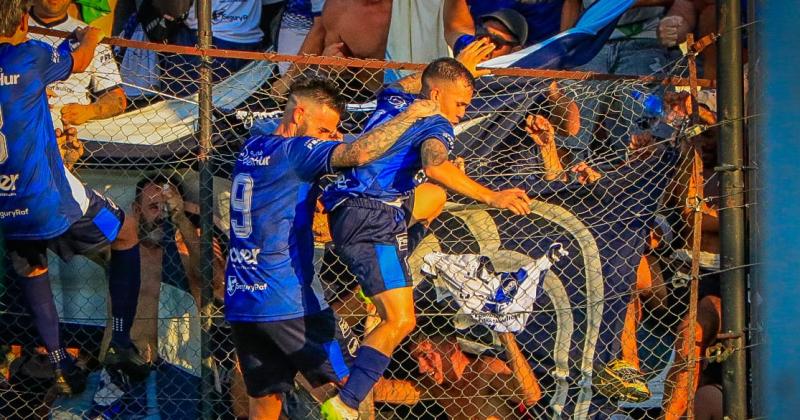 Sebasti�n Jiménez hizo el gol y lo celebra trepado al alambrado junto a los hinchas