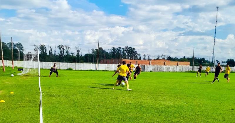 Douglas sigue de pretemporada y ya disputó dos partidos amistosos