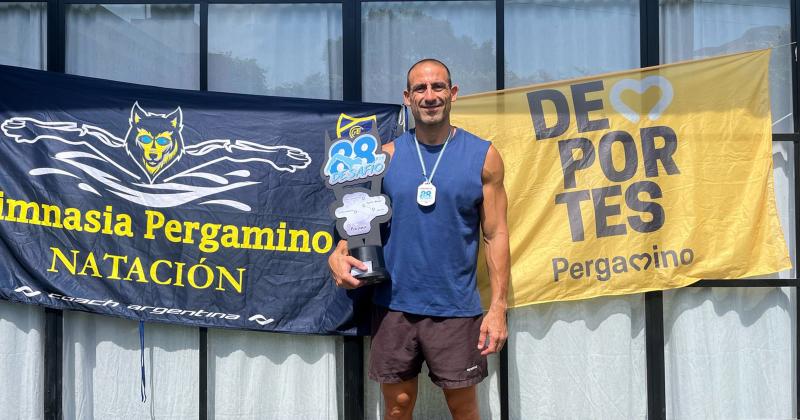 Daniel Russo con el trofeo y la felicidad de haber cumplido su objetivo en las aguas del Paran�