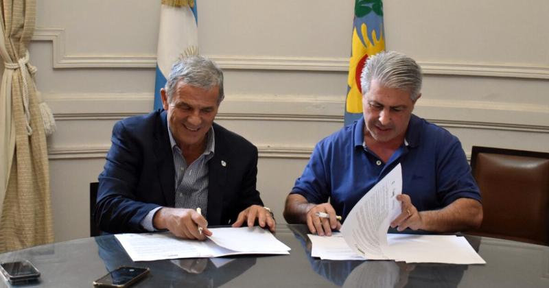 El secretario de Deportes de la Nación Diógenes de Urquiza y el intendente Javier Martínez durante la firma del convenio