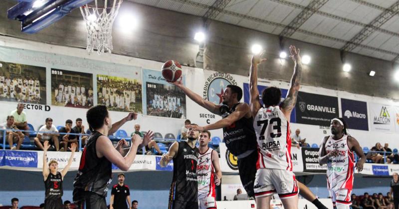 Luciano Gonz�lez penetra la defensa de Quilmes en la importante victoria