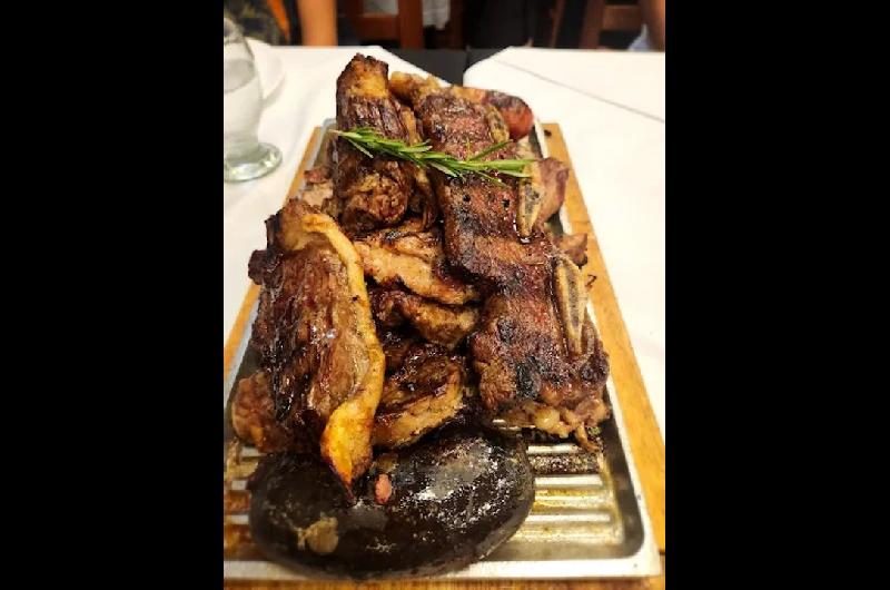 iquestCuaacutento cuesta una parrillada para 4 en Gran Parrilla Cramer en septiembre de 2025