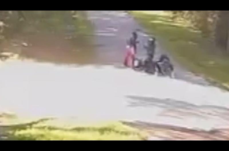 Homicidio en La Plata- el video que muestra el robo de una moto que terminoacute con un asesinato a tiros